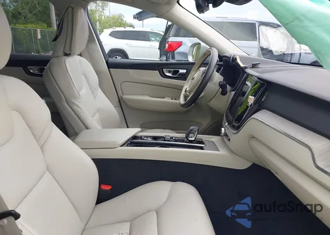 2023 Volvo Xc60 B5 Plus Bright Theme z USA, uszkodzony, nr VIN YV4L12RE4P1261427